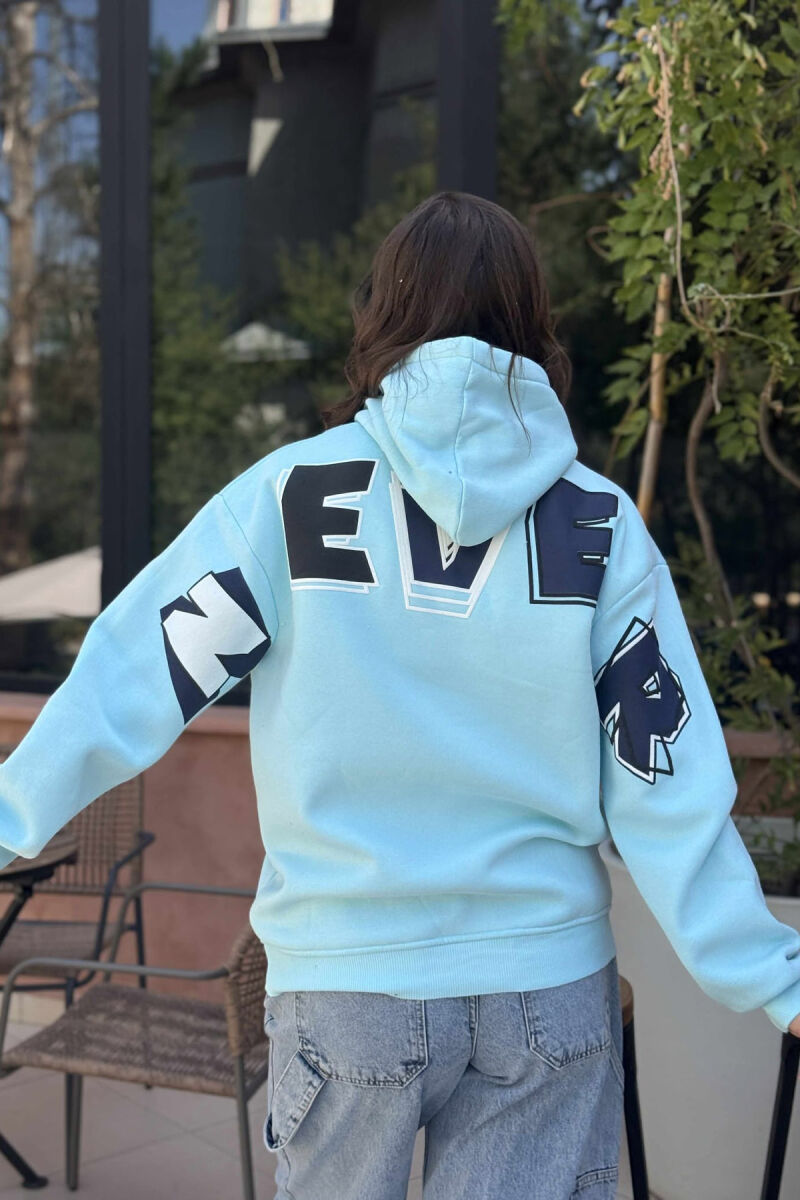 HOODIE ME PUSH ME SHKRIME NË PJESEN E PASME PËR FEMRA NË NGJYRËN BLU TË ZBARDHUR - 4