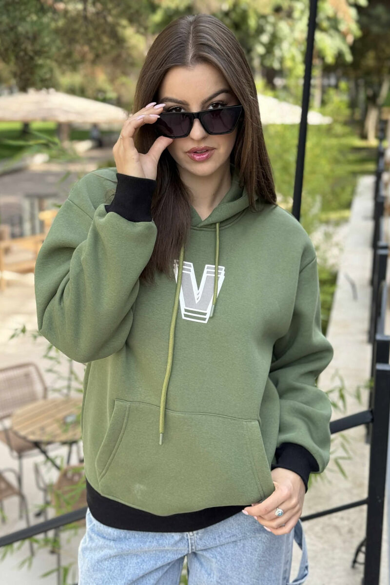 HOODIE ME PUSH ME SHKRIME NË PJESEN E PASME PËR FEMRA NË NGJYRËN JESHILE&E ZEZË - 2