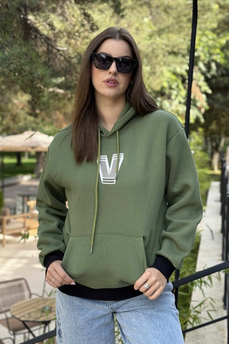 HOODIE ME PUSH ME SHKRIME NË PJESEN E PASME PËR FEMRA NË NGJYRËN JESHILE&E ZEZË - 3