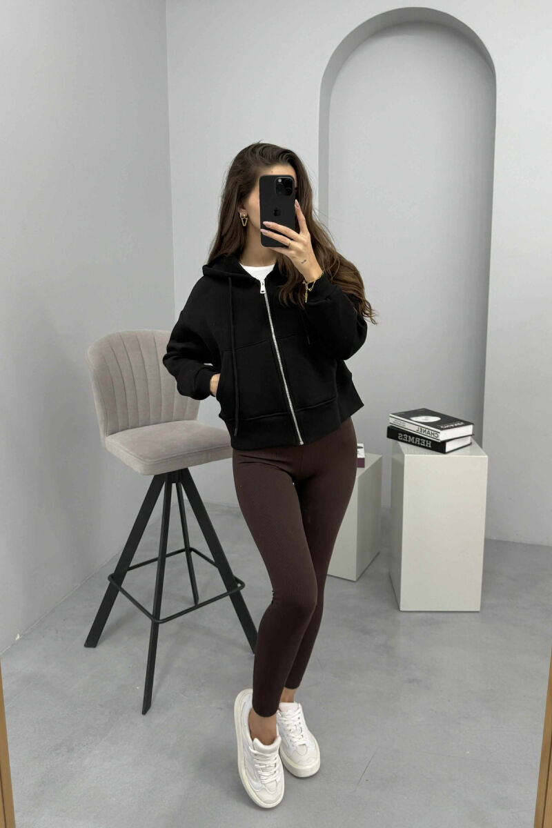 HOODIE ME ZINXHIR DHE ME PUSH NJË NGJYRËSHE PËR FEMRA NË NGJYRËN E ZEZË - 1