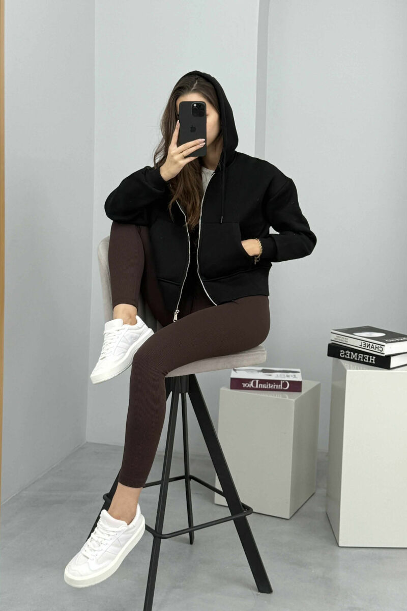 HOODIE ME ZINXHIR DHE ME PUSH NJË NGJYRËSHE PËR FEMRA NË NGJYRËN E ZEZË - 3