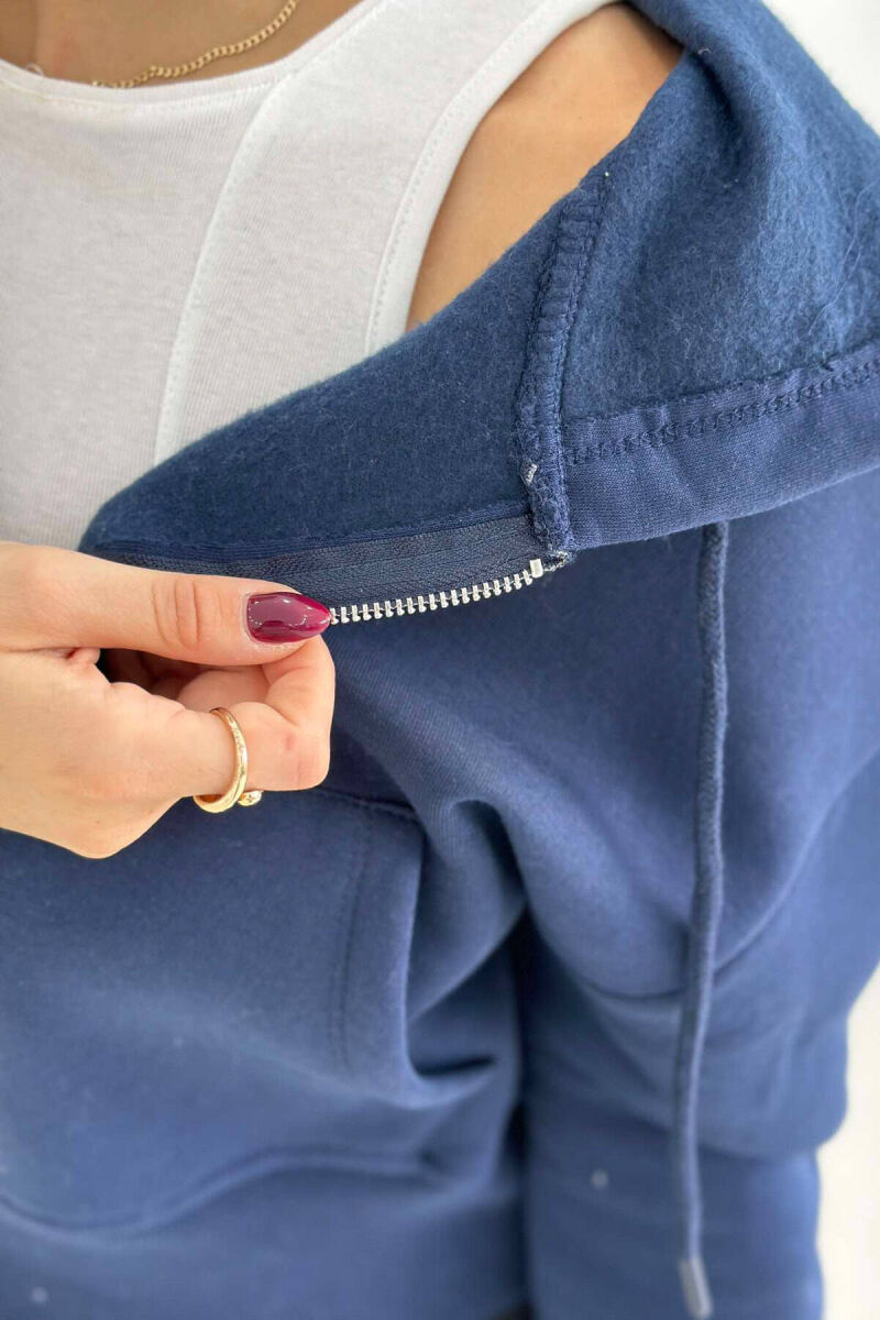 HOODIE ME ZINXHIR DHE ME PUSH NJË NGJYRËSHE PËR FEMRA NË NGJYRËN BLU TË ERRËT - 4