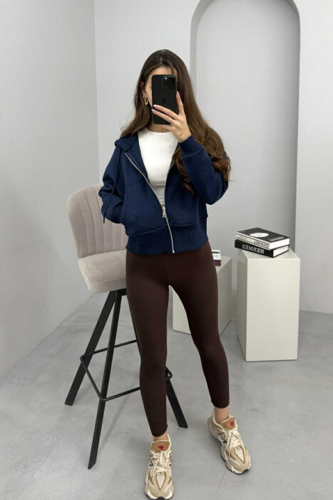 HOODIE ME ZINXHIR DHE ME PUSH NJË NGJYRËSHE PËR FEMRA NË NGJYRËN BLU TË ERRËT 