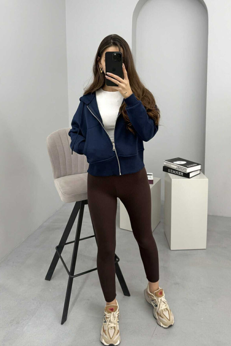 HOODIE ME ZINXHIR DHE ME PUSH NJË NGJYRËSHE PËR FEMRA NË NGJYRËN BLU TË ERRËT - 1