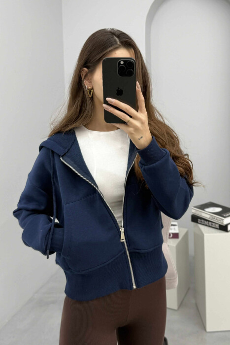 HOODIE ME ZINXHIR DHE ME PUSH NJË NGJYRËSHE PËR FEMRA NË NGJYRËN BLU TË ERRËT - 3