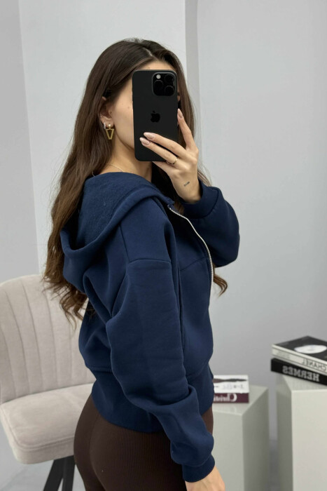 HOODIE ME ZINXHIR DHE ME PUSH NJË NGJYRËSHE PËR FEMRA NË NGJYRËN BLU TË ERRËT - 6