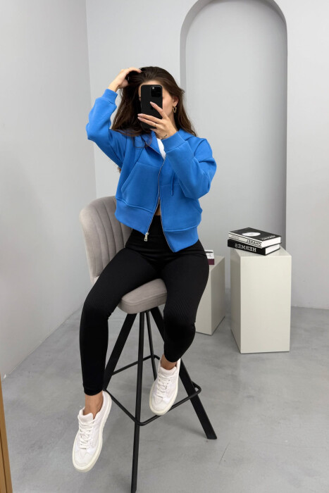 HOODIE ME ZINXHIR DHE ME PUSH NJË NGJYRËSHE PËR FEMRA NË NGJYRËN BLU 