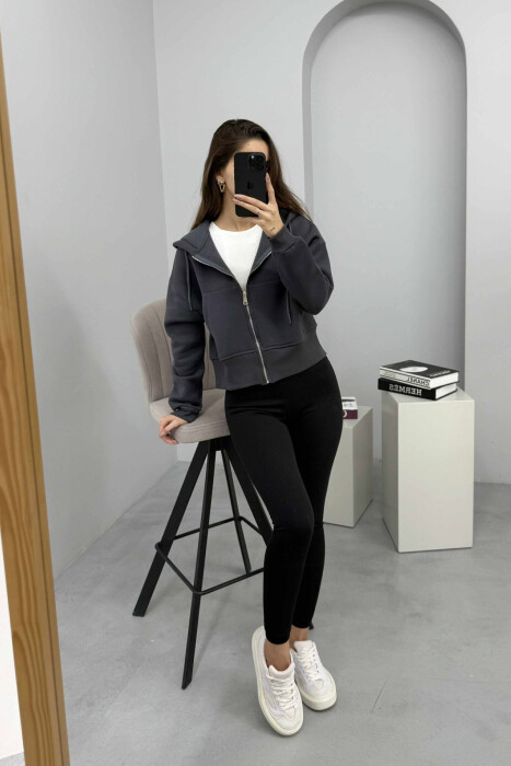 HOODIE ME ZINXHIR DHE ME PUSH NJË NGJYRËSHE PËR FEMRA NË NGJYRËN GRI TË ERRËT 