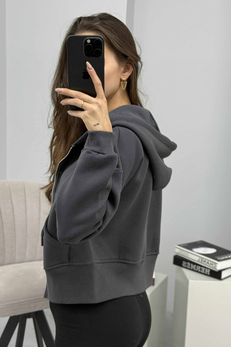 HOODIE ME ZINXHIR DHE ME PUSH NJË NGJYRËSHE PËR FEMRA NË NGJYRËN GRI TË ERRËT - 4