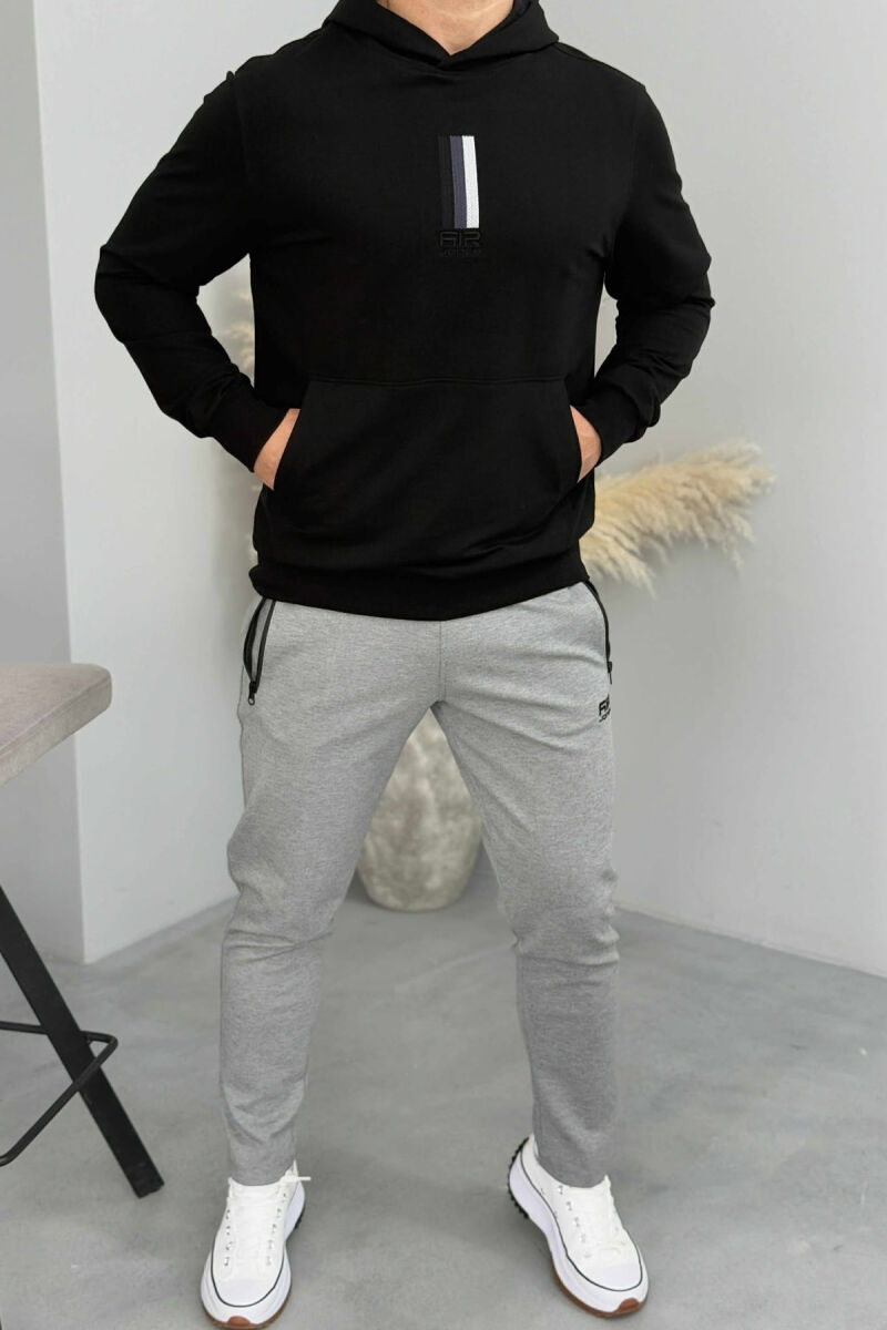 HOODIE NJË NGJYRËSHE ME LOGO NË PJESËN PARA PËR MESHKUJ NË NGJYRË TË ZEZË - 2