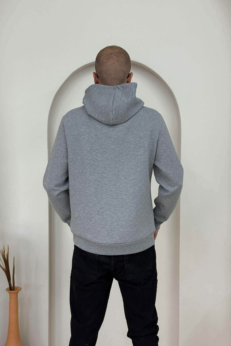 HOODIE NJË NGJYRËSHE ME LOGO NË PJESËN PARA PËR MESHKUJ NË NGJYRËN GRI - 4