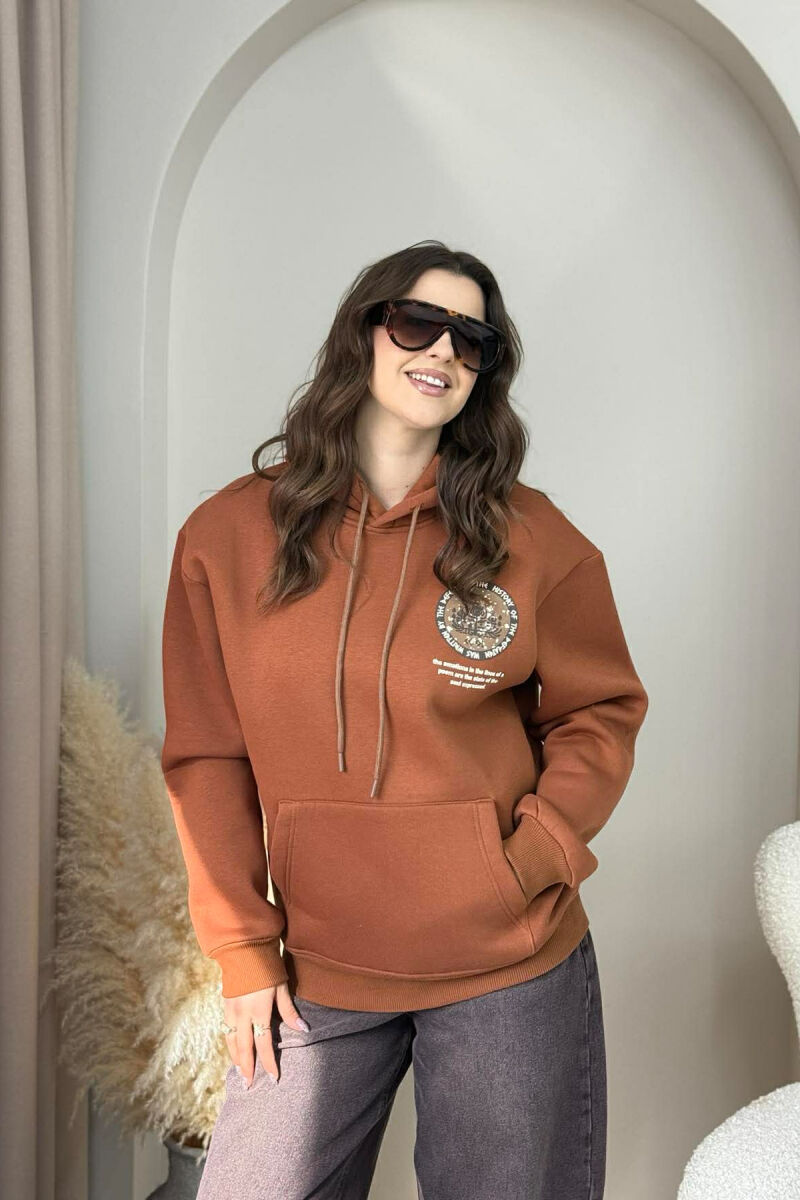 HOODIE NJE NGJYRESHE ME PUSH DHE DIZAJN NË PJESEN E PASME PER FEMRA NE NGJYRE KAFE - 1