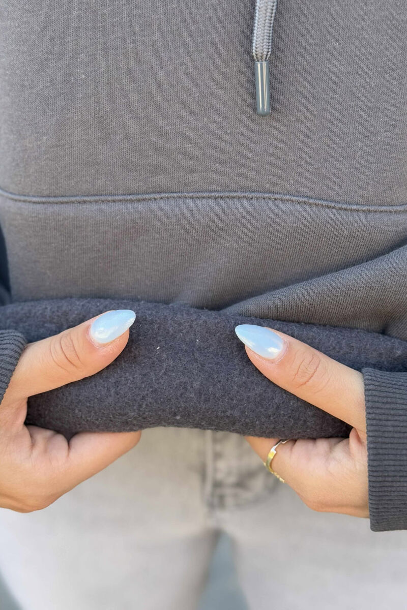 HOODIE NJË NGJYRËSHE ME PUSH DHE LOGO NË PJESËN PARA PËR FEMRA NË NGJYRË GRI TË ERRËT - 5