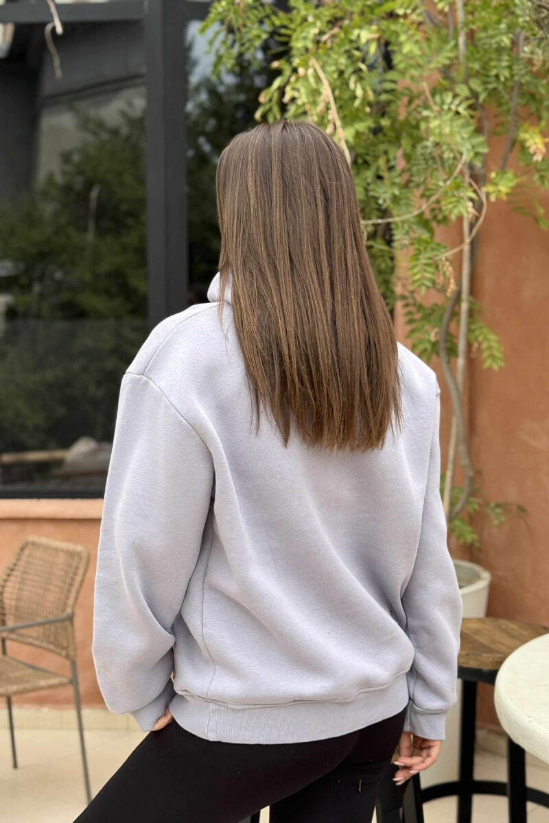 HOODIE NJË NGJYRËSHE ME PUSH DHE LOGO NË PJESËN PARA PËR FEMRA NË NGJYRË GRI TË ZBARDHUR - 3