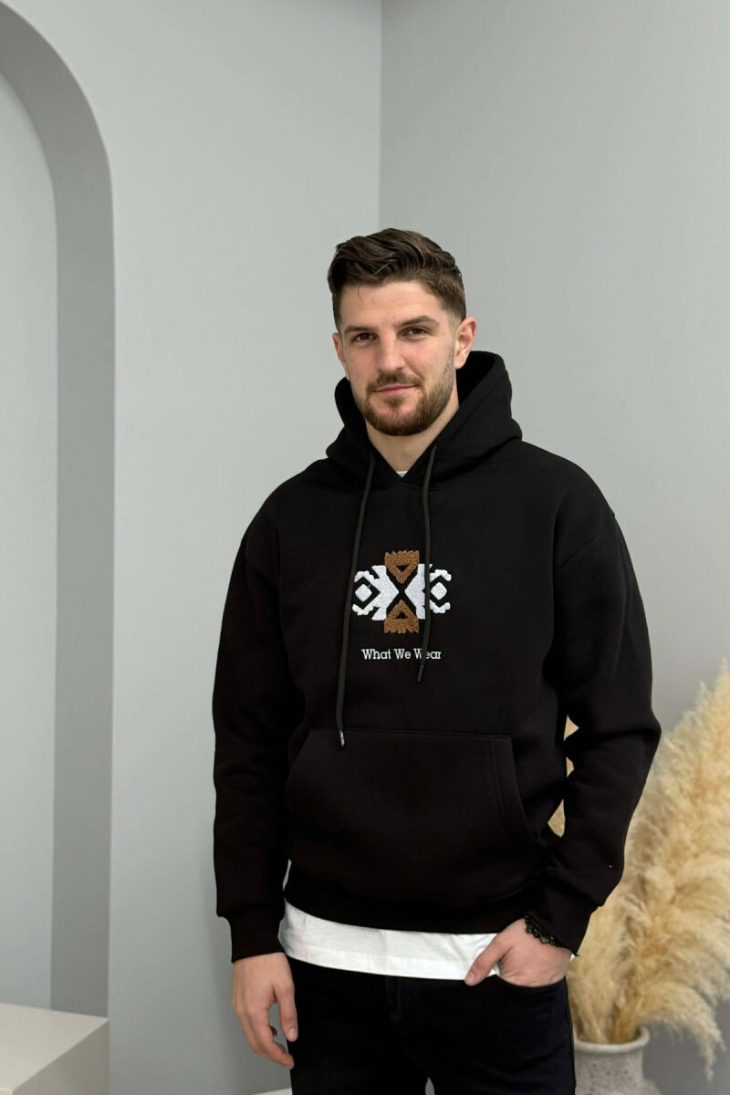 HOODIE NJE NGJYRESHE ME PUSH DHE LOGO NË PJESEN PARA PER MESHKUJ NE NGJYRE TE ZEZE - 3