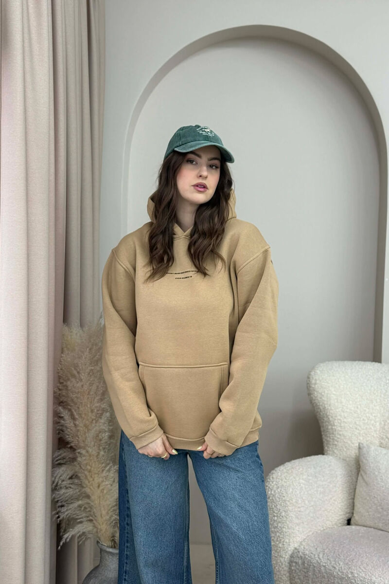 HOODIE NJE NGJYRESHE ME PUSH DHE ME SHKRIM TE THJESHTE NE PJESEN PARA PER FEMRA NE NGJYRE BEZHE - 1