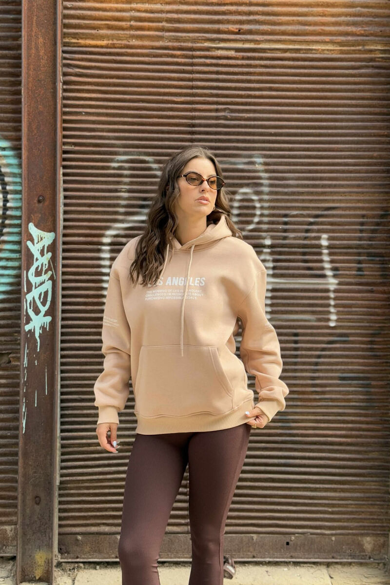 HOODIE NJË NGJYRËSHE ME PUSH DHE ME SHKRIME NË PJESËN PARA PËR FEMRA NË NGJYRËN BEZHË - 1