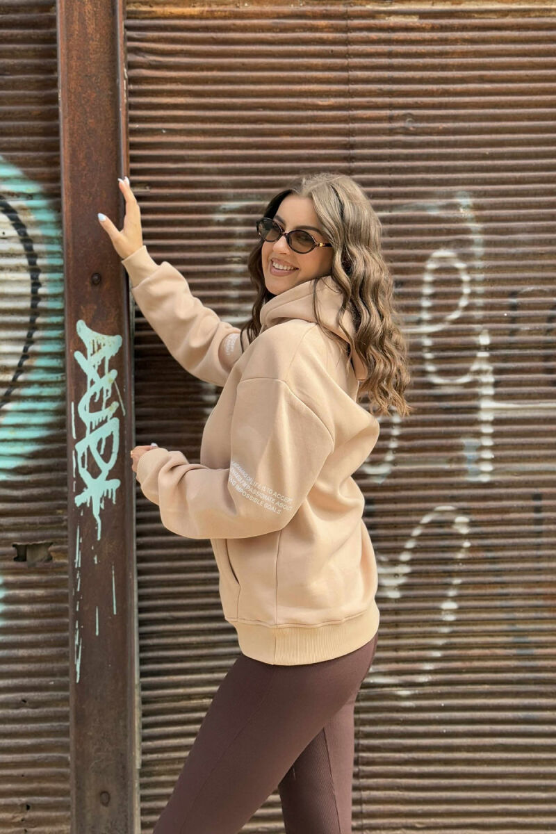 HOODIE NJË NGJYRËSHE ME PUSH DHE ME SHKRIME NË PJESËN PARA PËR FEMRA NË NGJYRËN BEZHË - 4