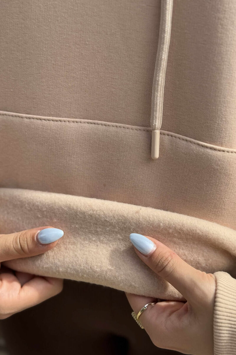 HOODIE NJË NGJYRËSHE ME PUSH DHE ME SHKRIME NË PJESËN PARA PËR FEMRA NË NGJYRËN BEZHË - 6