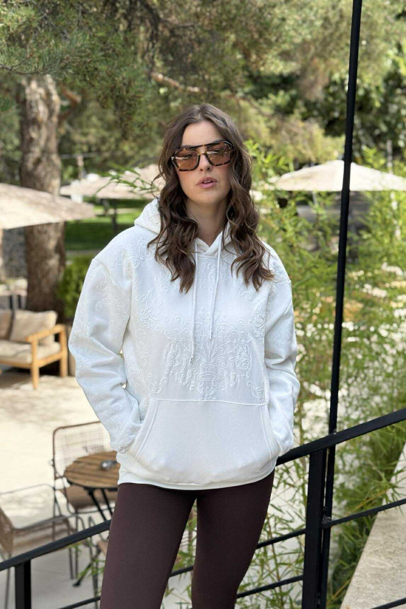 HOODIE NJËNGJJYRËSHE ME PUSH DHE DIZENJO LULESH PËR FEMRA NË NGJYRË TË BARDHË - 3