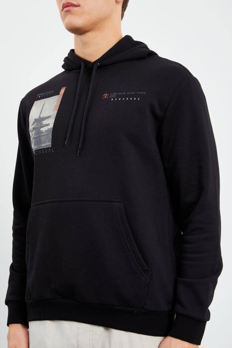 HOODIE PAMBUKU ME IMAZH PËR MESHKUJ NË NGJYRËN E ZEZË - 3