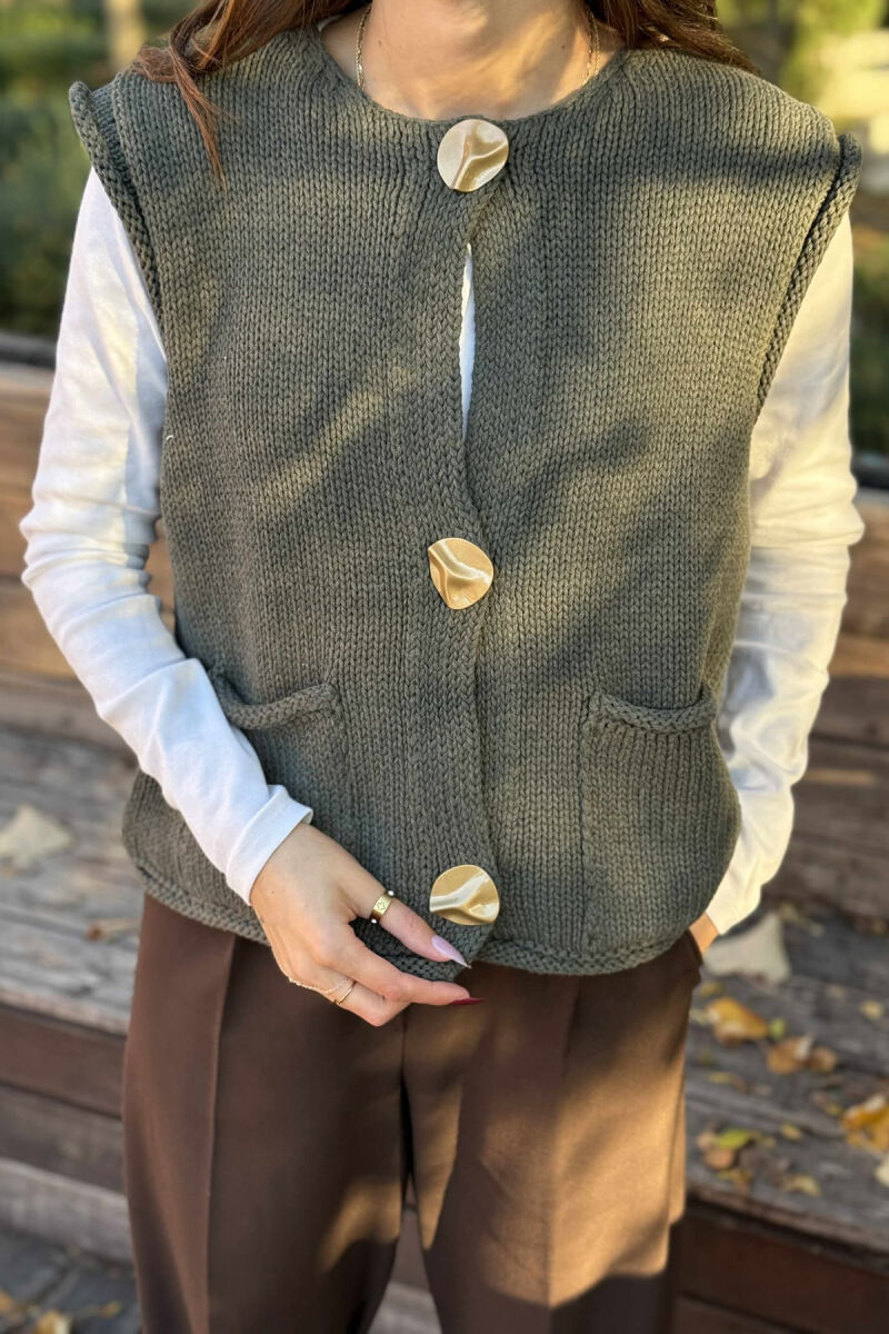 JELEK I THJESHTË I THURRUR ME DETAJIN E BUTONAVE PËR FEMRA NË NGJYRË JESHILE E ERRËT - 2