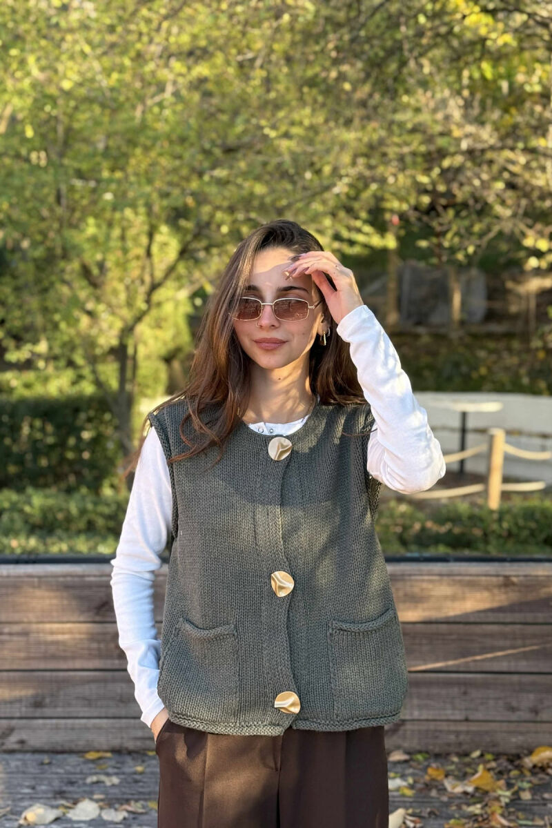 JELEK I THJESHTË I THURRUR ME DETAJIN E BUTONAVE PËR FEMRA NË NGJYRË JESHILE E ERRËT - 3