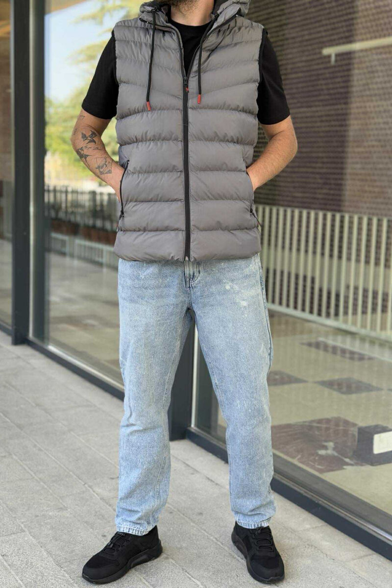 JELEK ME KAPUC DHE XHEPA ME ZINXHIR PËR MESHKUJ NË NGJYRËN GRI - 1