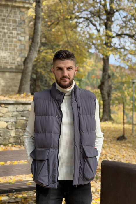 JELEK NJË NGJYRËSH ME ZINXHIR DHE ME DETAJIN E XHEPAVE PËR MESHKUJ NË NGJYRË GRI - 4