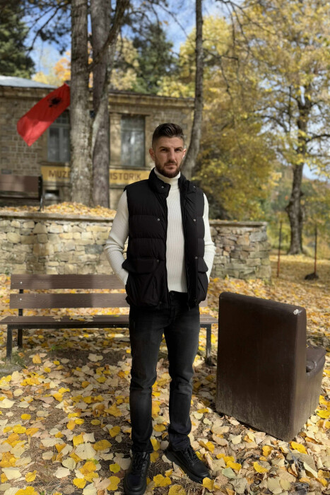 JELEK NJË NGJYRËSH ME ZINXHIR DHE ME DETAJIN E XHEPAVE PËR MESHKUJ NË NGJYRË TË ZEZË - 2