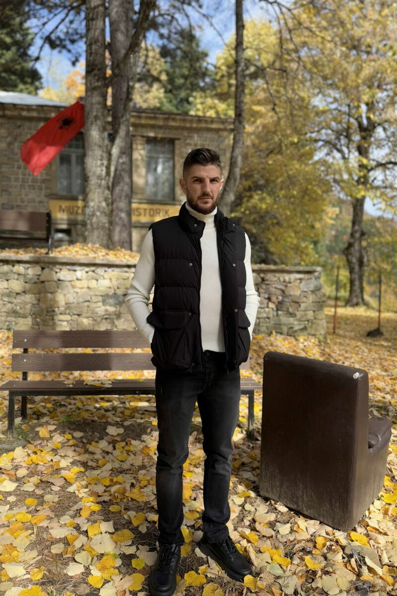 JELEK NJË NGJYRËSH ME ZINXHIR DHE ME DETAJIN E XHEPAVE PËR MESHKUJ NË NGJYRË TË ZEZË - 2