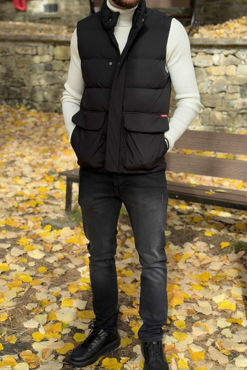 JELEK NJË NGJYRËSH ME ZINXHIR DHE ME DETAJIN E XHEPAVE PËR MESHKUJ NË NGJYRË TË ZEZË - 3