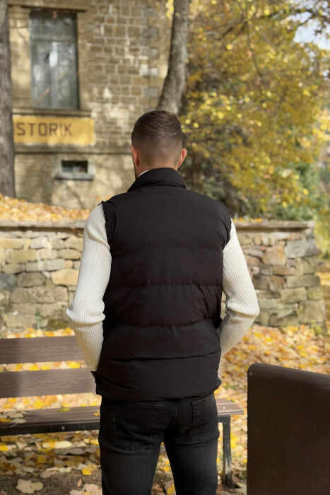 JELEK NJË NGJYRËSH ME ZINXHIR DHE ME DETAJIN E XHEPAVE PËR MESHKUJ NË NGJYRË TË ZEZË - 6