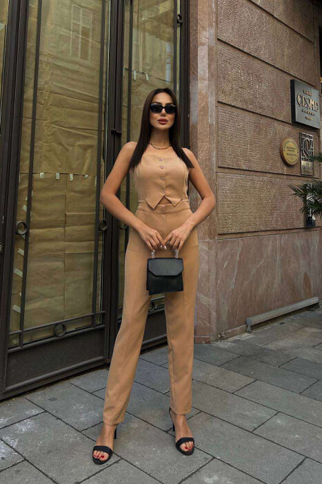 JUMPSUIT NJË NGJYRËSH KLASIK PËR FEMRA NË NGJYRËN KAFE E ZBARDHUR - 4