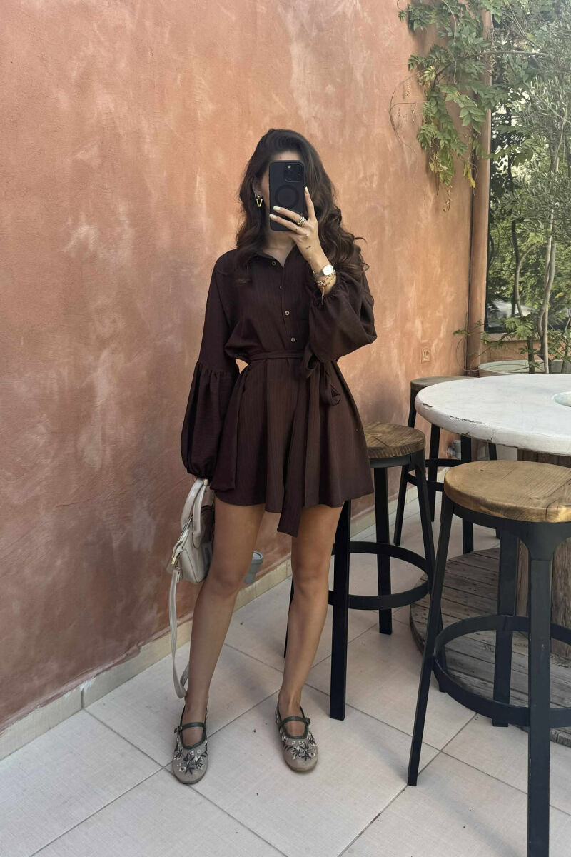 JUMPSUIT NJË NGJYRËSH ME KOPSA DHE LIDHËSE PËR FEMRA NË NGJYRËN KAFE - 2