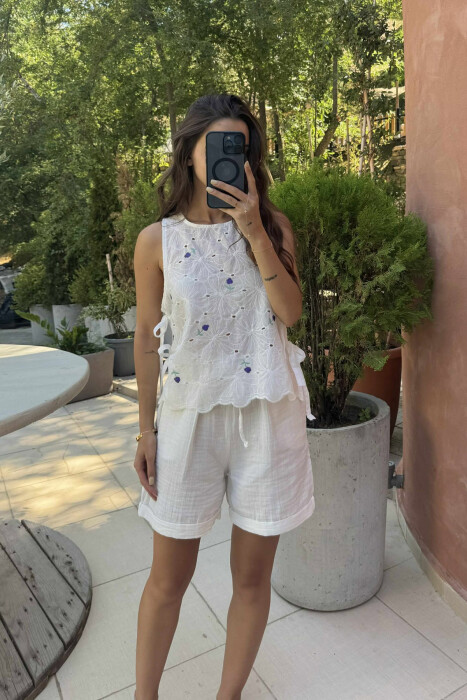 KANATIERE ME LIDHËSE MBRAPA DHE DIZENJO LULESH PËR FEMRA NË NGJYRËN E BARDHË - KLAUDIO FASHION