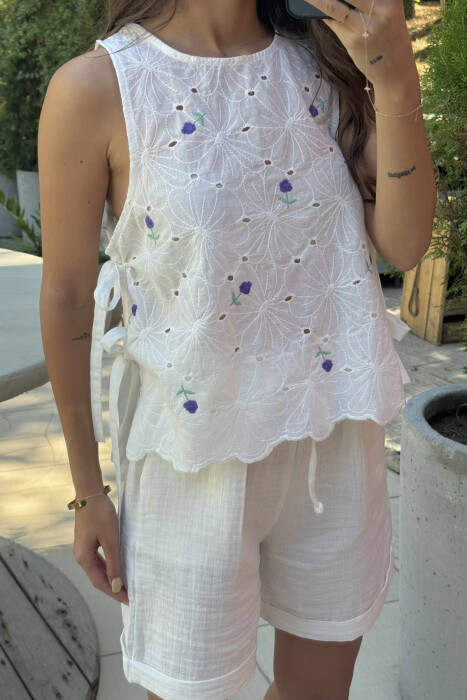 KANATIERE ME LIDHËSE MBRAPA DHE DIZENJO LULESH PËR FEMRA NË NGJYRËN E BARDHË - 2