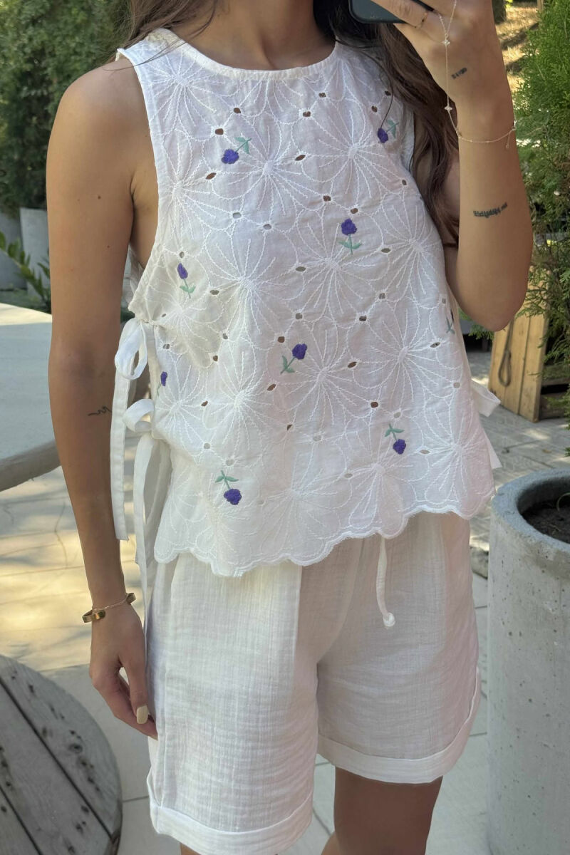 KANATIERE ME LIDHËSE MBRAPA DHE DIZENJO LULESH PËR FEMRA NË NGJYRËN E BARDHË - 2