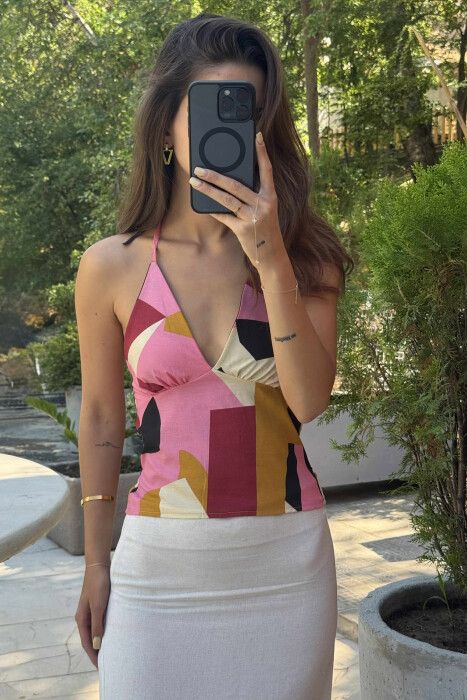 KANATIERE ME LIDHËSE NË QAFË DHE DIZANJE ABSTRAKTE PËR FEMRA SHUMËNGJYRËSHE - 3