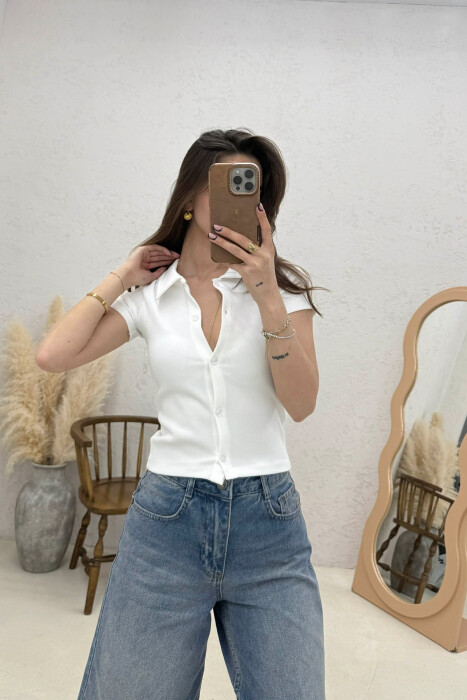 KEMISHE ME MENGE TE SHKURTRA NJE NGJYRESHE PER FEMRA NE NGJYRE TE BARDHE - KLAUDIO FASHION