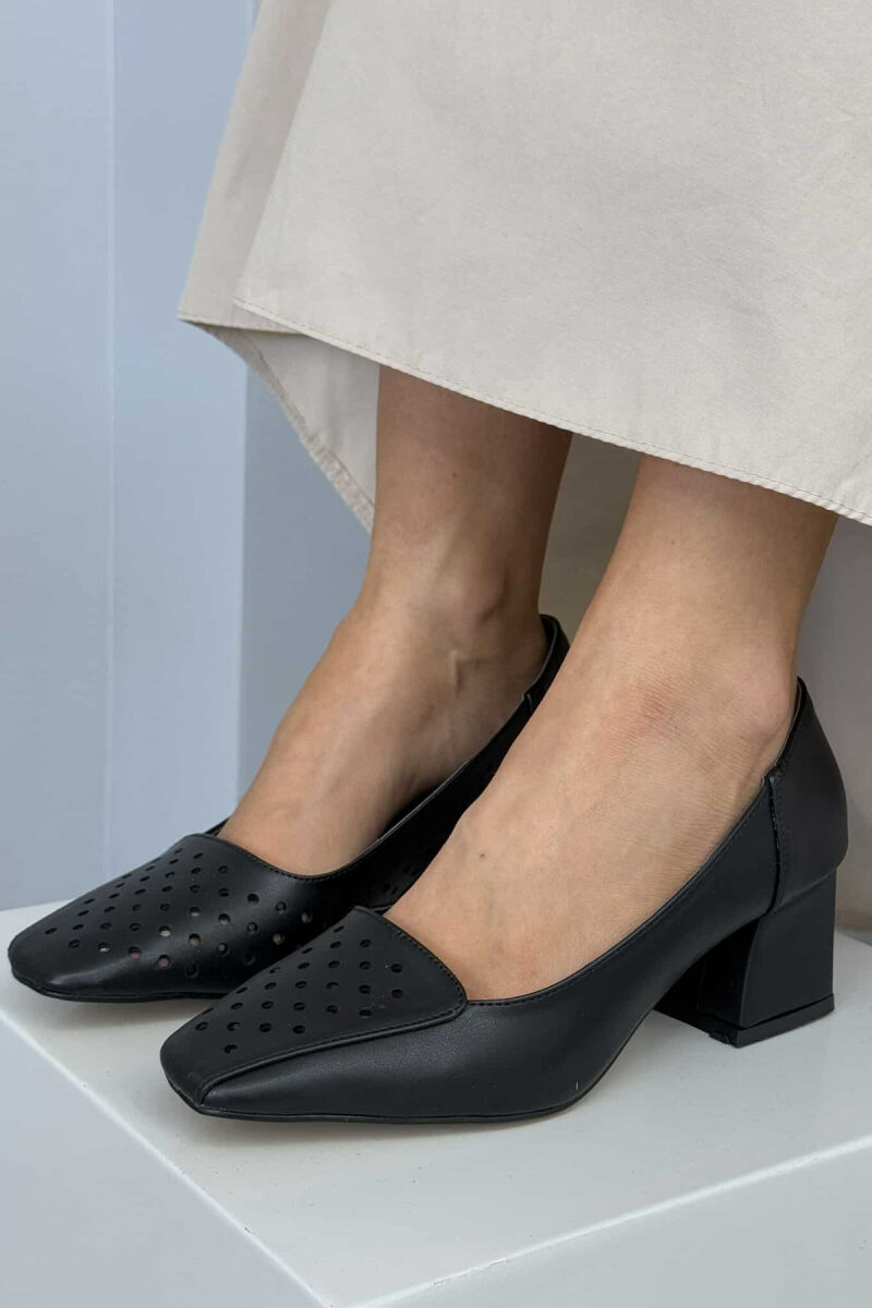 KËPUCE NJË NGJYRËSHE ME GJYSMË TAKË NË NGJYRË E ZEZË - 2