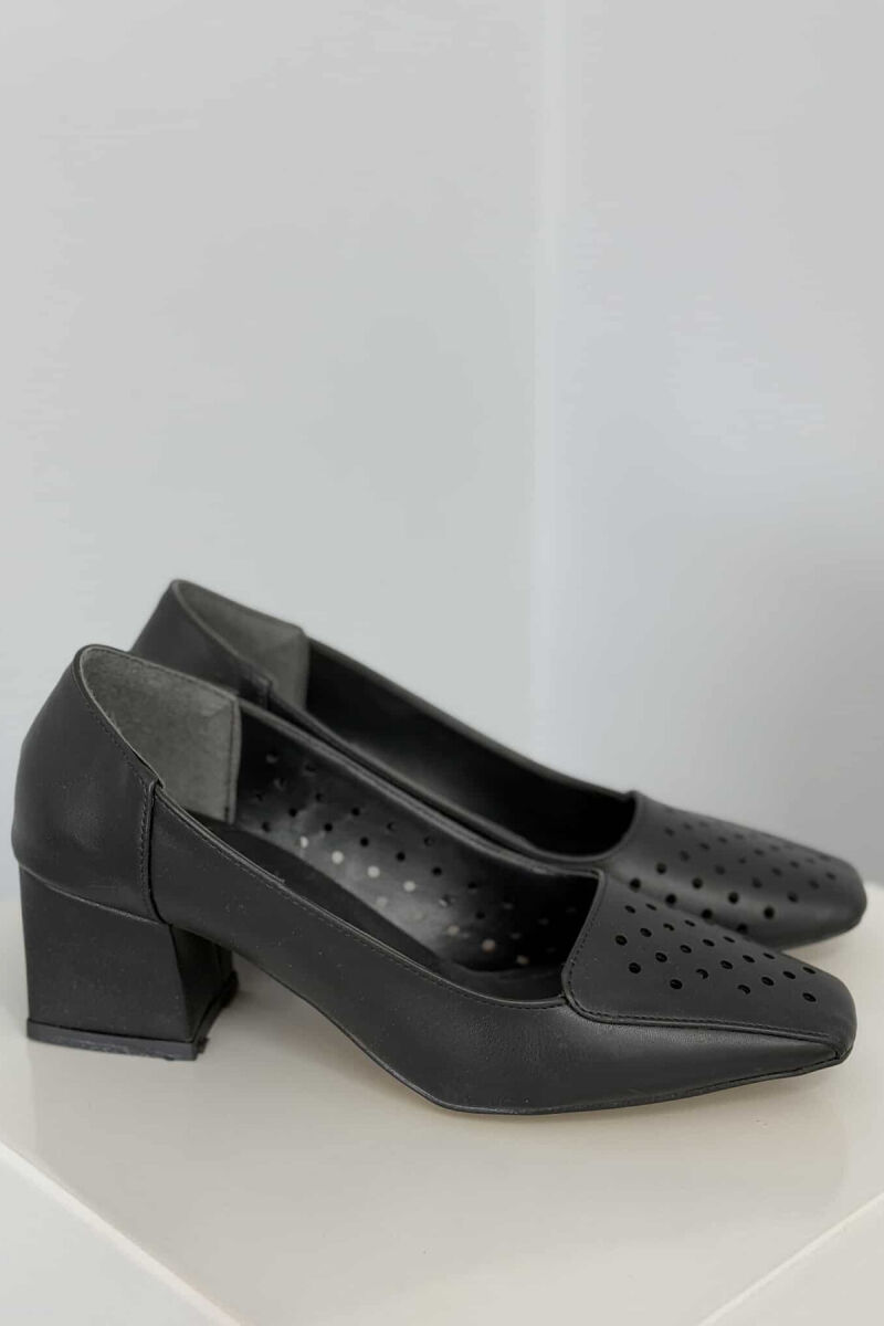 KËPUCE NJË NGJYRËSHE ME GJYSMË TAKË NË NGJYRË E ZEZË - 4