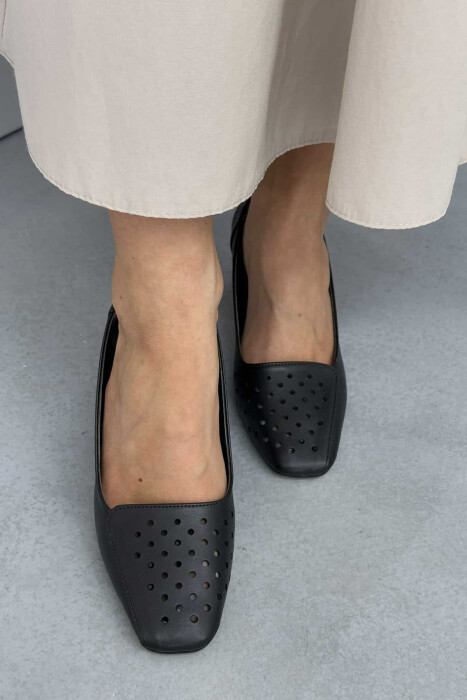 KËPUCE NJË NGJYRËSHE ME GJYSMË TAKË NË NGJYRË E ZEZË - 5