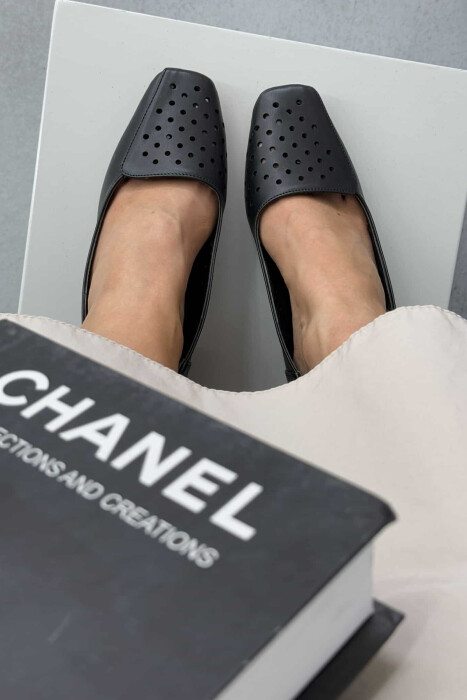 KËPUCE NJË NGJYRËSHE ME GJYSMË TAKË NË NGJYRË E ZEZË - 6