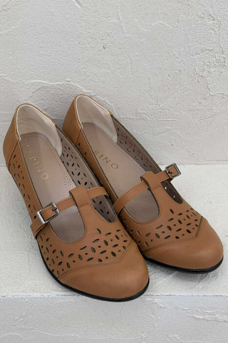 KËPUCE NJË NGJYRËSHE ME GJYSMË TAKË NË NGJYRË KAFE - 2