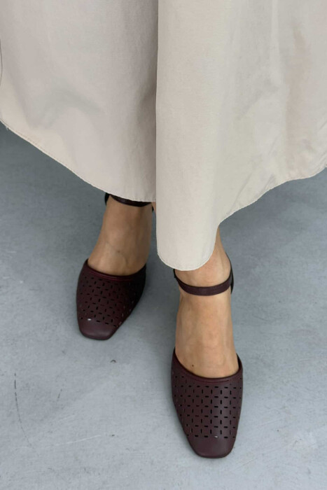 KËPUCE NJË NGJYRËSHE ME GJYSMË TAKË NË NGJYRË VISHNJË - 4