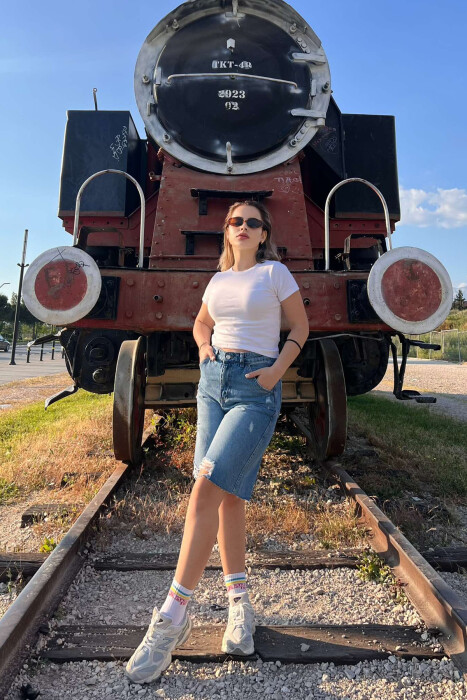 XHINSE TË SHKURTRA ME GËRVISHTJE PËR FEMRA NË NGJYRËN BLU - KLAUDIO FASHION