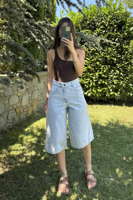 PANTALLONA TË SHKURTRA XHINS PËR FEMRA NË NGJYRËN BLU E ZBARDHUR - KLAUDIO FASHION