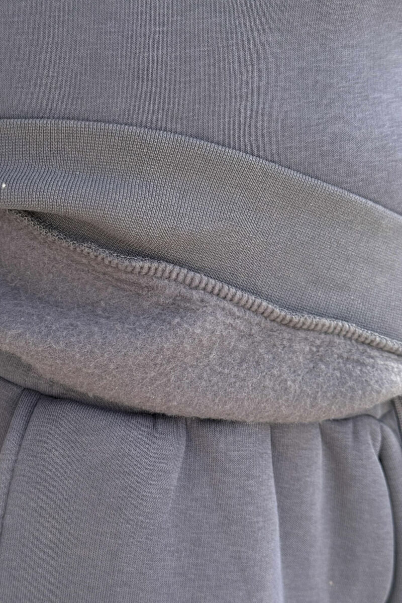 KOSTUM ME PUSH BLUZË ME JAKË TË RRUMBULLAKËT+TUTA PËR MESHKUJ NË NGJYRË GRI HEKURI - 3