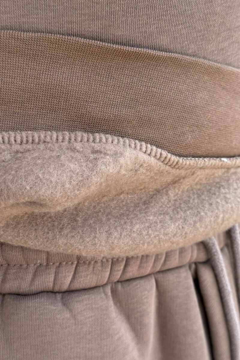 KOSTUM ME PUSH BLUZË ME JAKË TË RRUMBULLAKËT+TUTA PËR MESHKUJ NË NGJYRË KAFE TË ZBARDHUR - 3